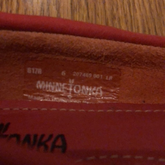 MINNETONKA Red Moccasins size 6 - Picture 4 of 5